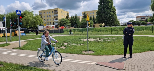 dziewczynka jedzie na rowerze