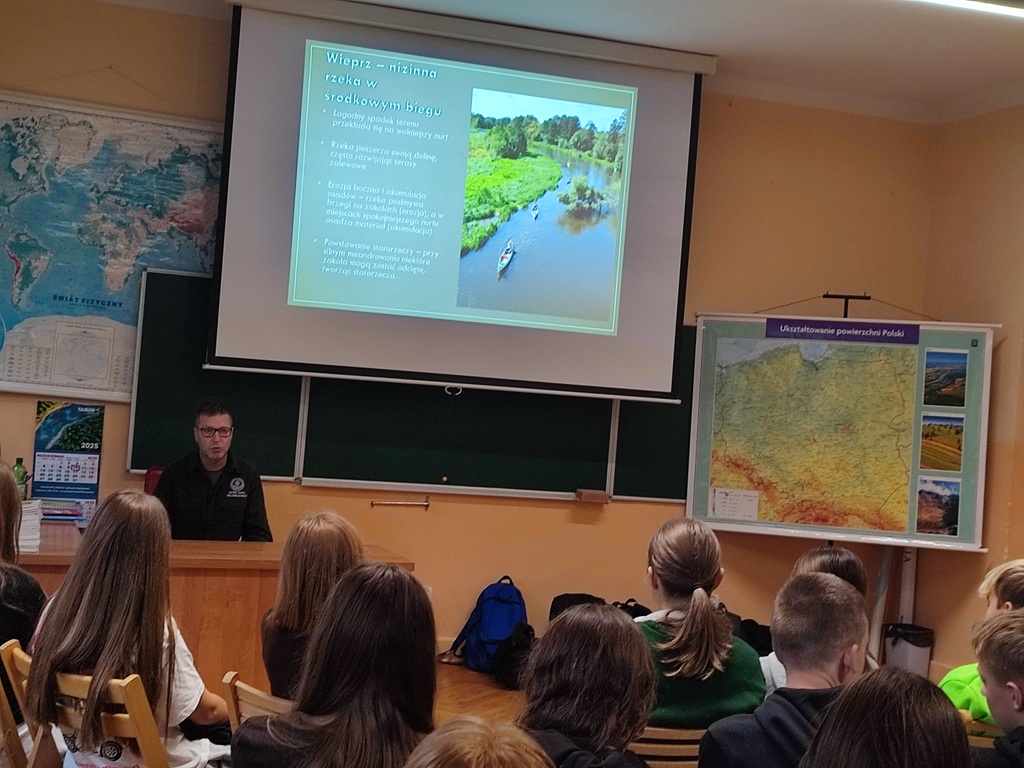 Sala lekcyjna z uczniami i prowadzącym mężczyzną na warsztatach.
