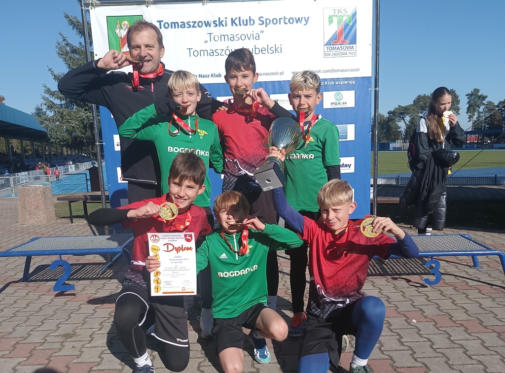 Zawodnicy z medalami i opiekunem zespołu.