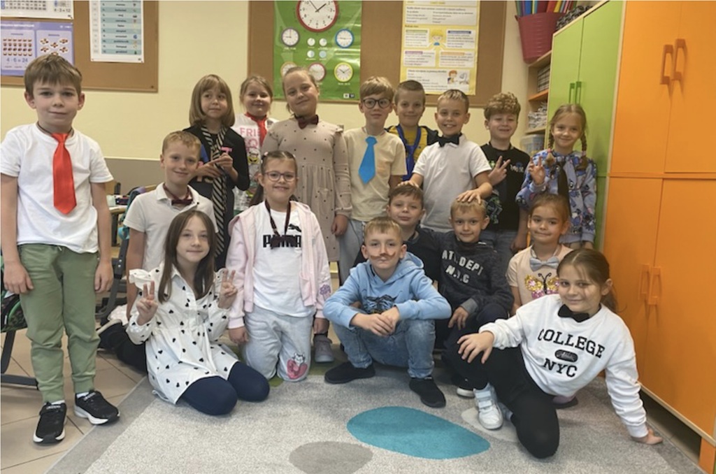 uśmiechnięci uczniowie w krawatach, muszkach