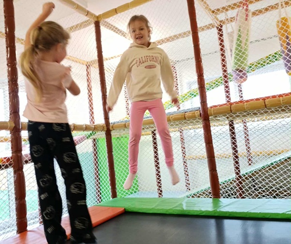 dziewczynki skaczą na trampolinie