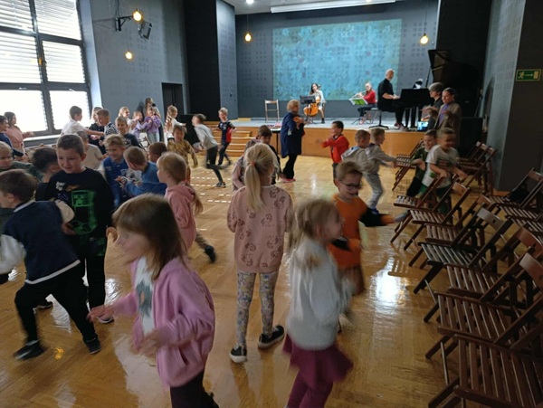 Dzieci pląsają w rytm muzyki.