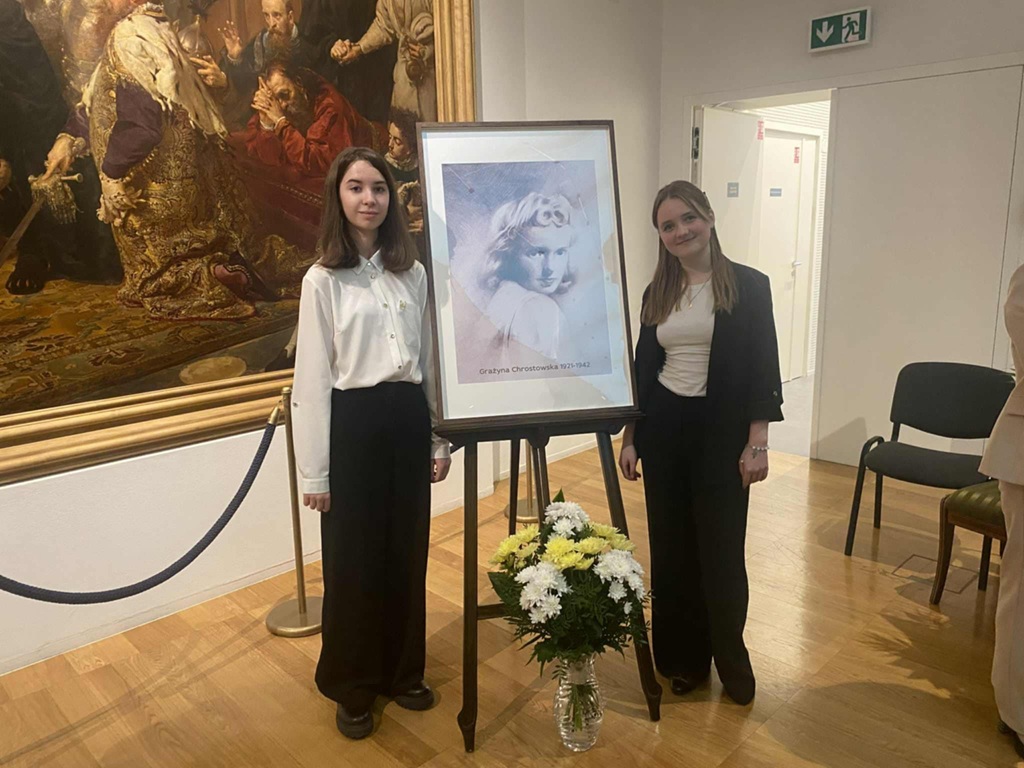 laureatki stoją na tle portretu Grażyny Chrostowskiej