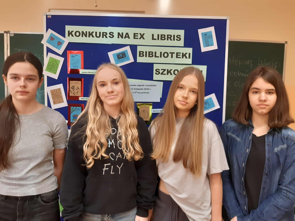 laureatki konkursu pozują na tle prac