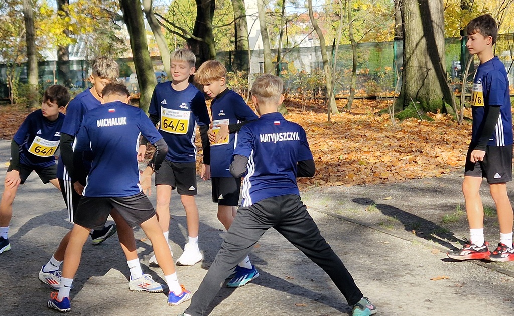 uczniowie naszej reprezentacji podczas rozgrzewki