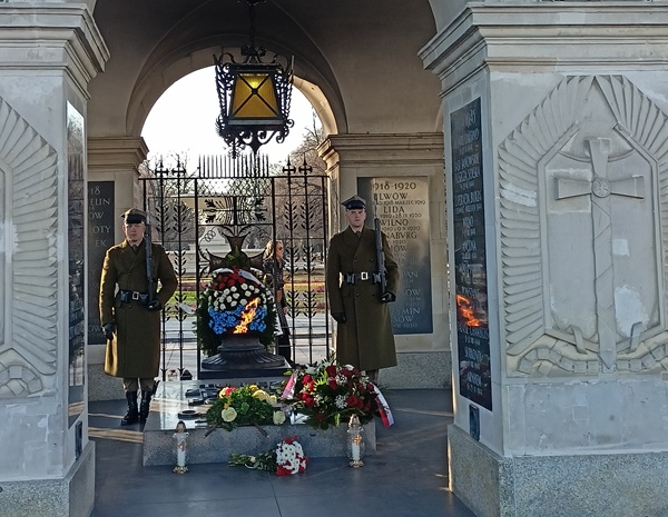 warta dwóch żołnierzy przy grobie