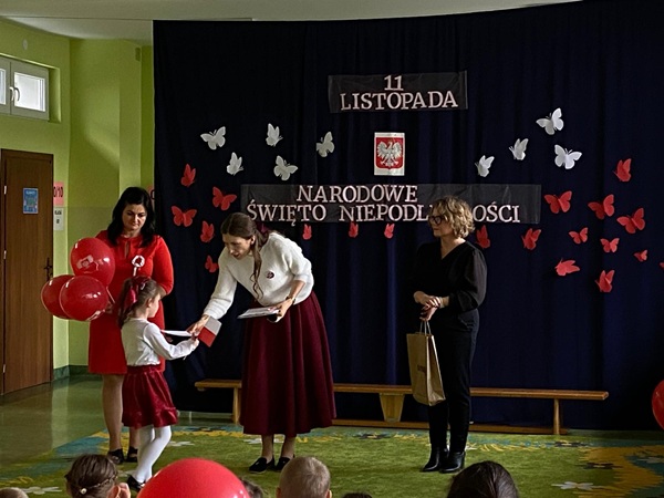 Wręczanie nagród dziewczynce.