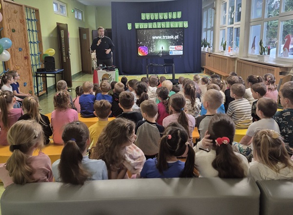 zerówiaki siedzą i słuchają opowieści pana podróżnika.