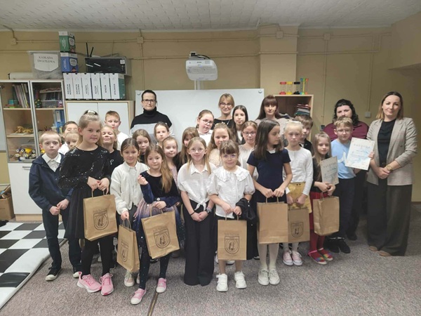 Uczestnicy konkursu razem z organizatorkami w sali rewalidacyjnej.