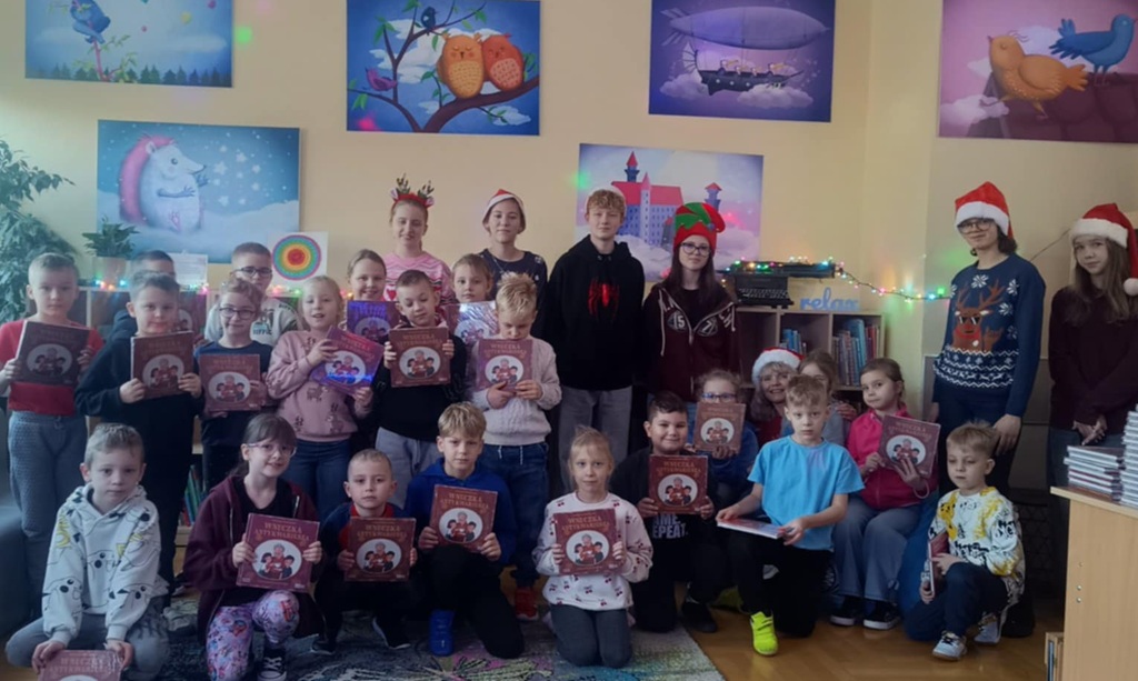 Uczniowie kl. I F obdarowani książkami z kampanii na zdjęciu razem z wolontariuszami.