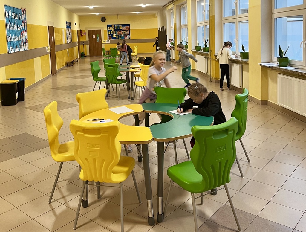 Dzieci wykonujące zadania z dyktanda.