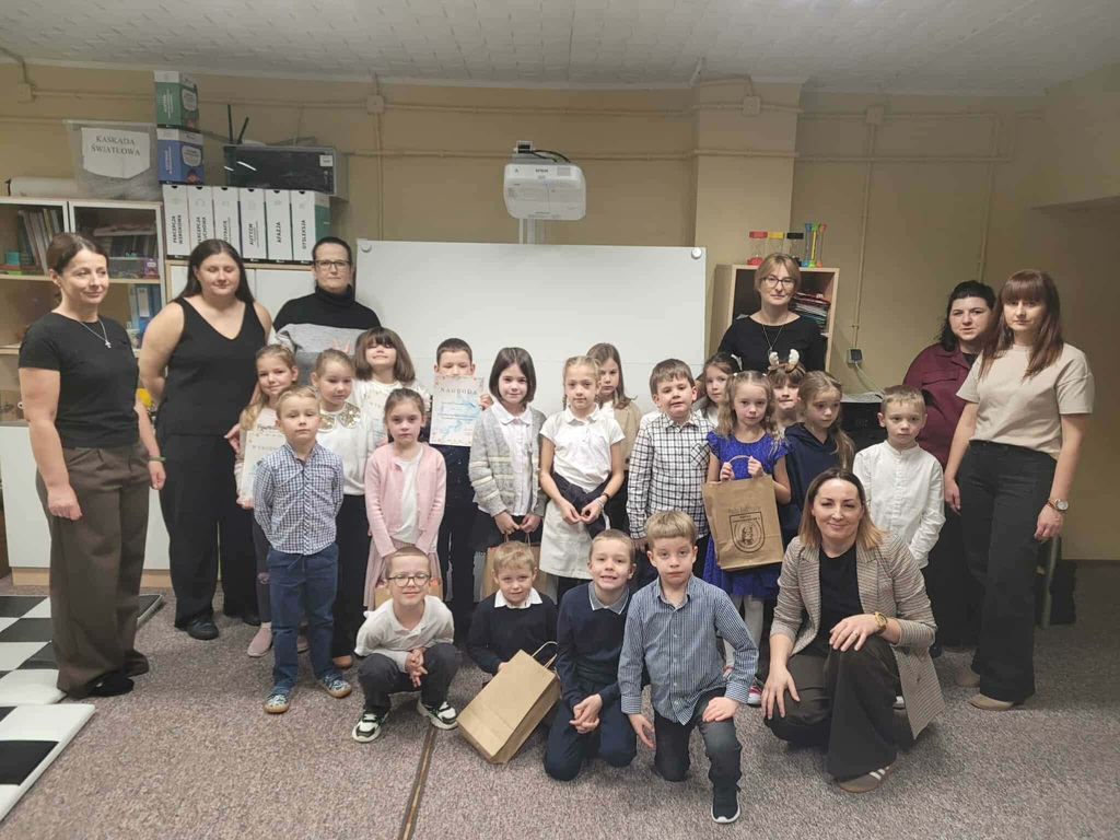 Nagrodzeni w konkursie uczniowie wraz z organizatorkami.