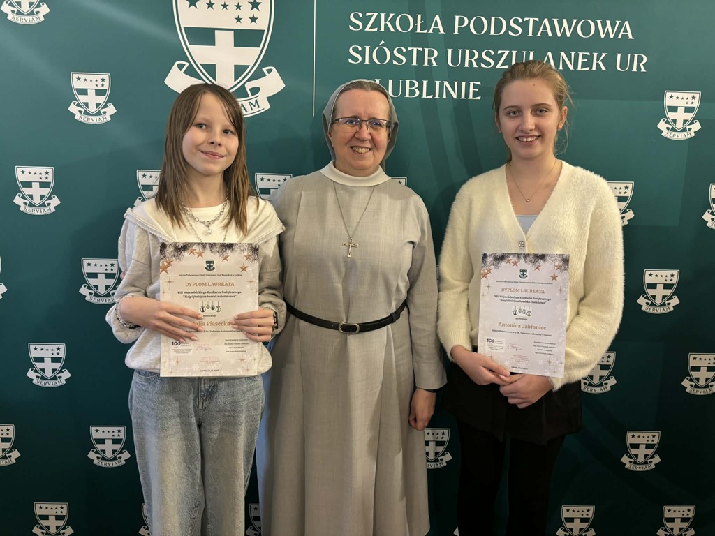 laureatki pozują z organizatorem konkursu