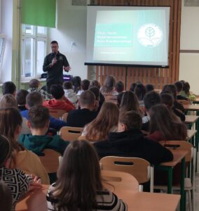 Uczniowie śledzący prezentację, słuchający z zaciekawieniem prelegenta.