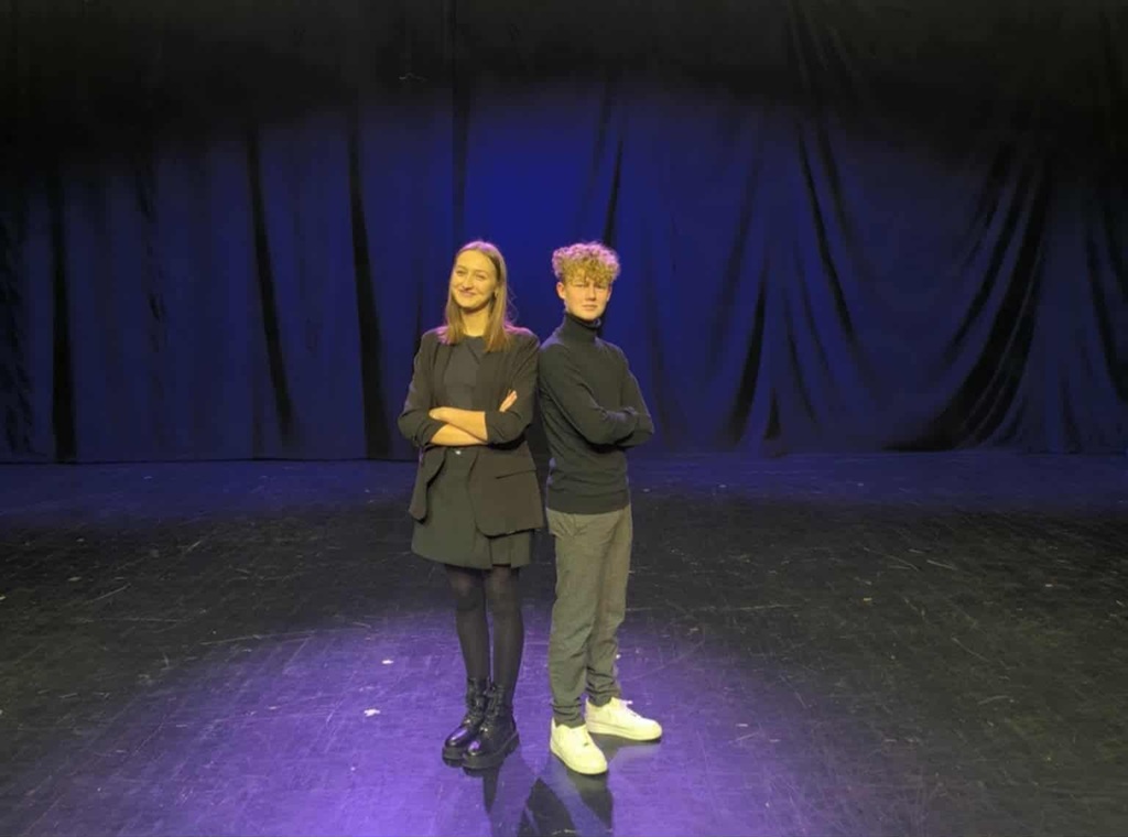 laureaci konkursu związani z naszą szkołą pozują do zdjęcia.