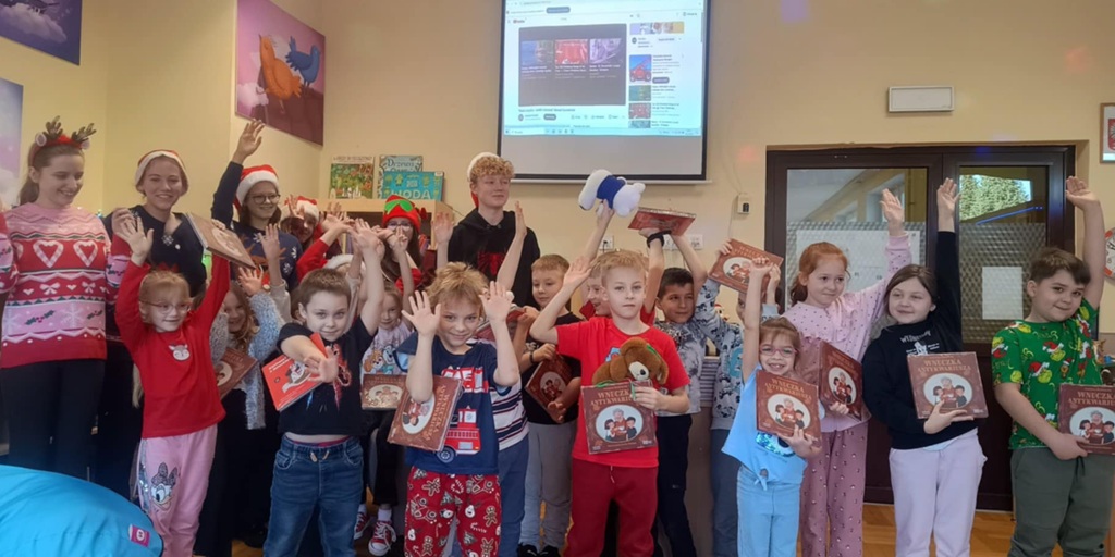 Zadowolone dzieci z kl. I A wraz z wolontariuszami.