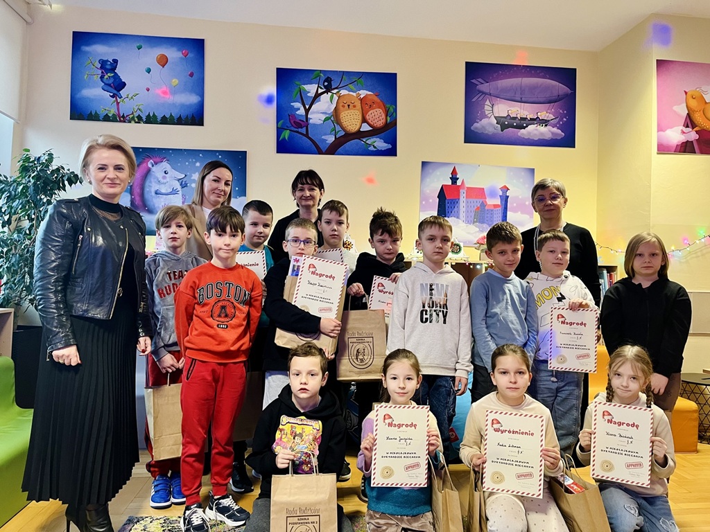 W bibliotece szkolnej nagrodzeni uczniowie, z Dyrekcją szkoły i organizatorkami.