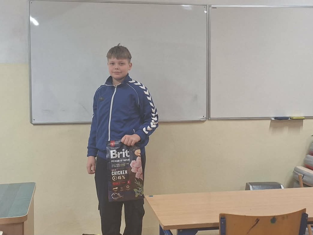 Chłopiec trzyma w rękach karmę dla zwierząt.