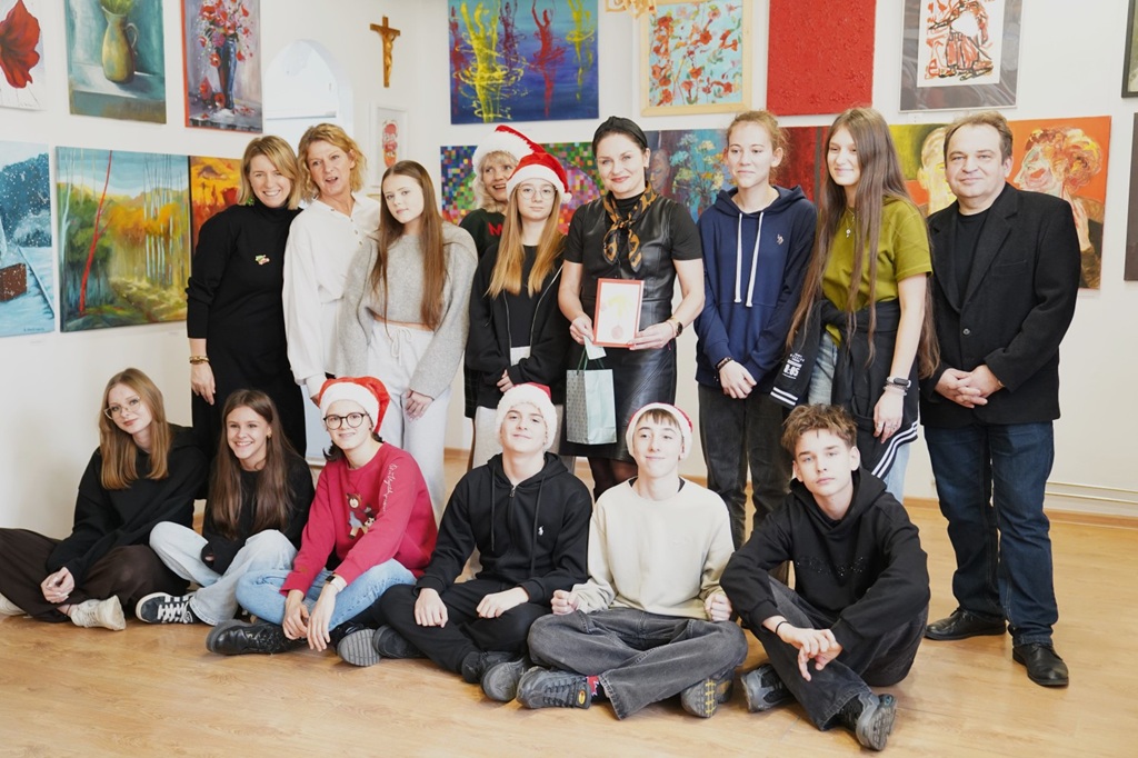 Dyrekcja i pracownicy Centrum Kultury w Łęcznej, wolontariusze z opiekunką pozują do zdjęcia.