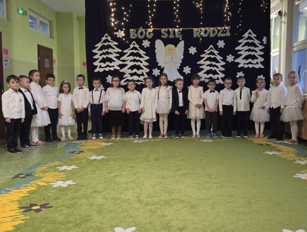 dzieci z zaangażowaniem prezentują swoje umiejętności artystyczne