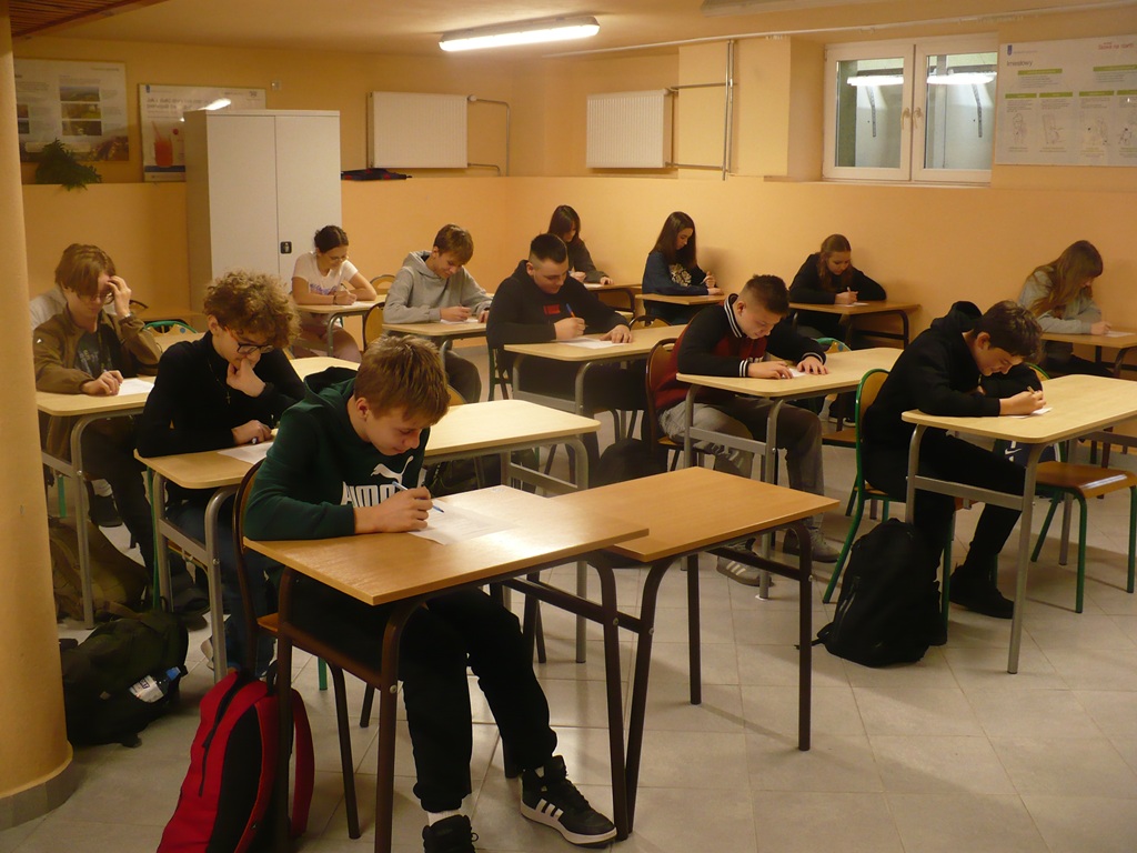 Uczniowie klas ósmych podczas rozwiązywania testu konkursowego.