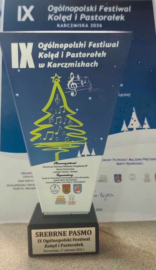 Dyplom w tle i statuetka 2 miejsce