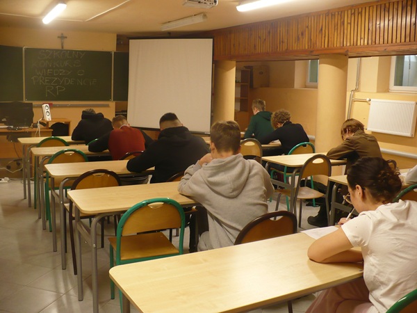 Uczestnicy konkursu podczas rozwiązywania testu.