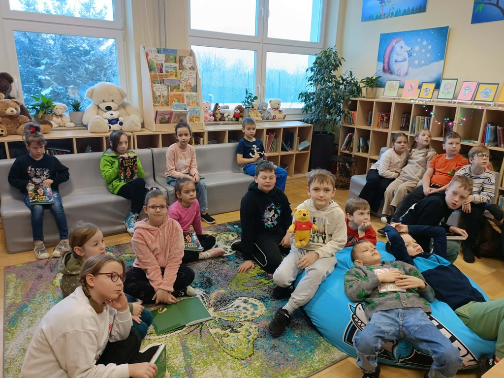 Uczniowie biorą udział w zabawach.