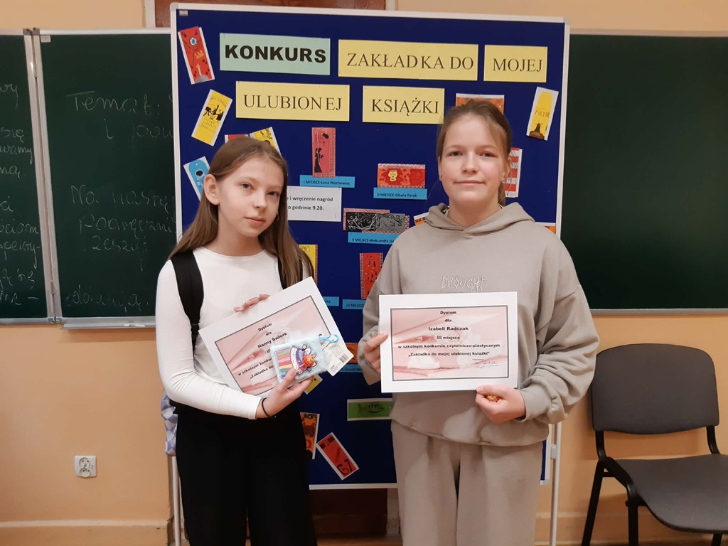 laureatki konkursu pozują na tle prac