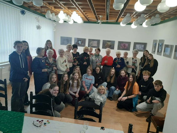 seniorzy i wolontariusze pozują do zdjęcia