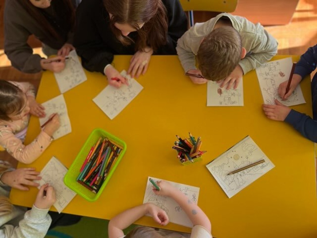 uczniowie i przedszkolaki kolorują obrazki