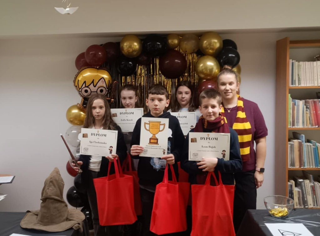Drużyna z organizatorką konkursu, dyplomami i nagrodami.