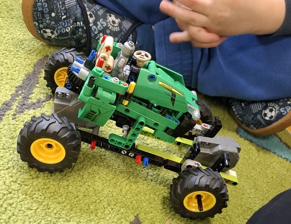 pojazd zbudowany z klocków LEGO