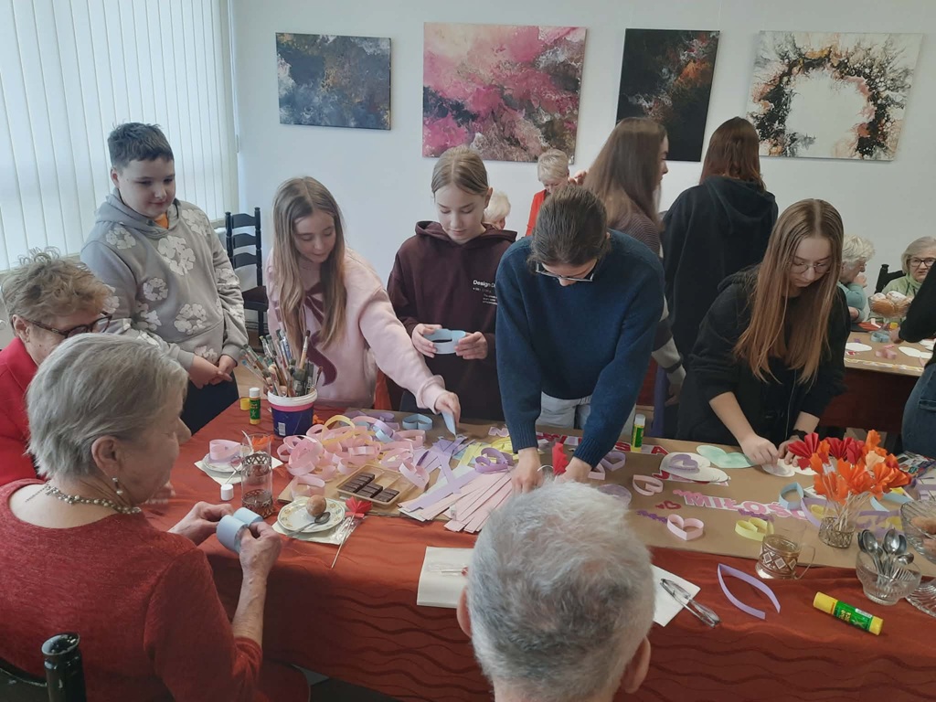 uczniowie i seniorzy wspólnie pracują w trakcie warsztatów plastycznych