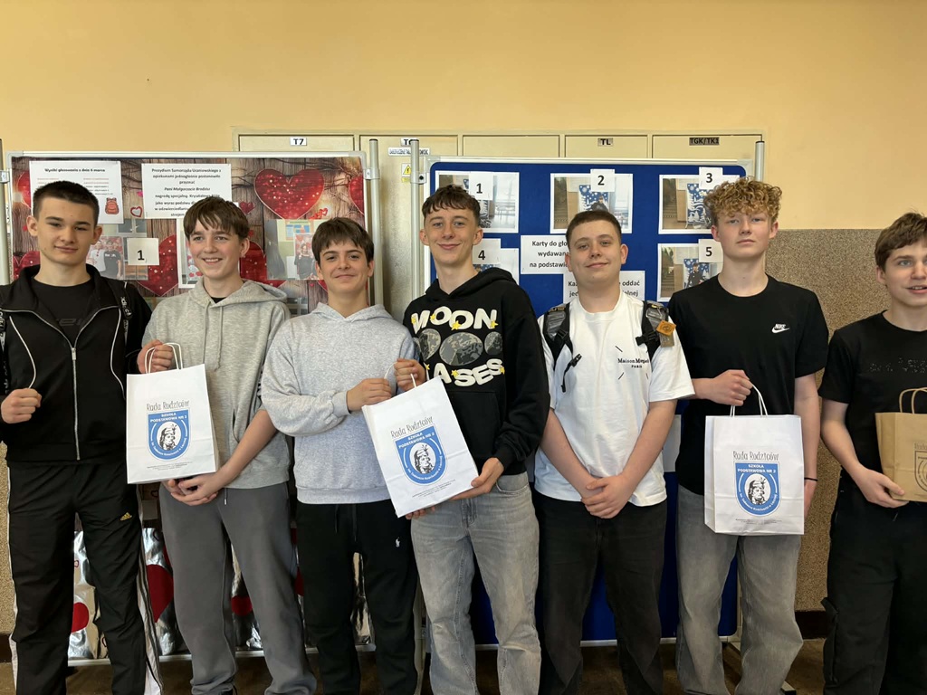 laureaci konkursów pozują do zdjęcia.