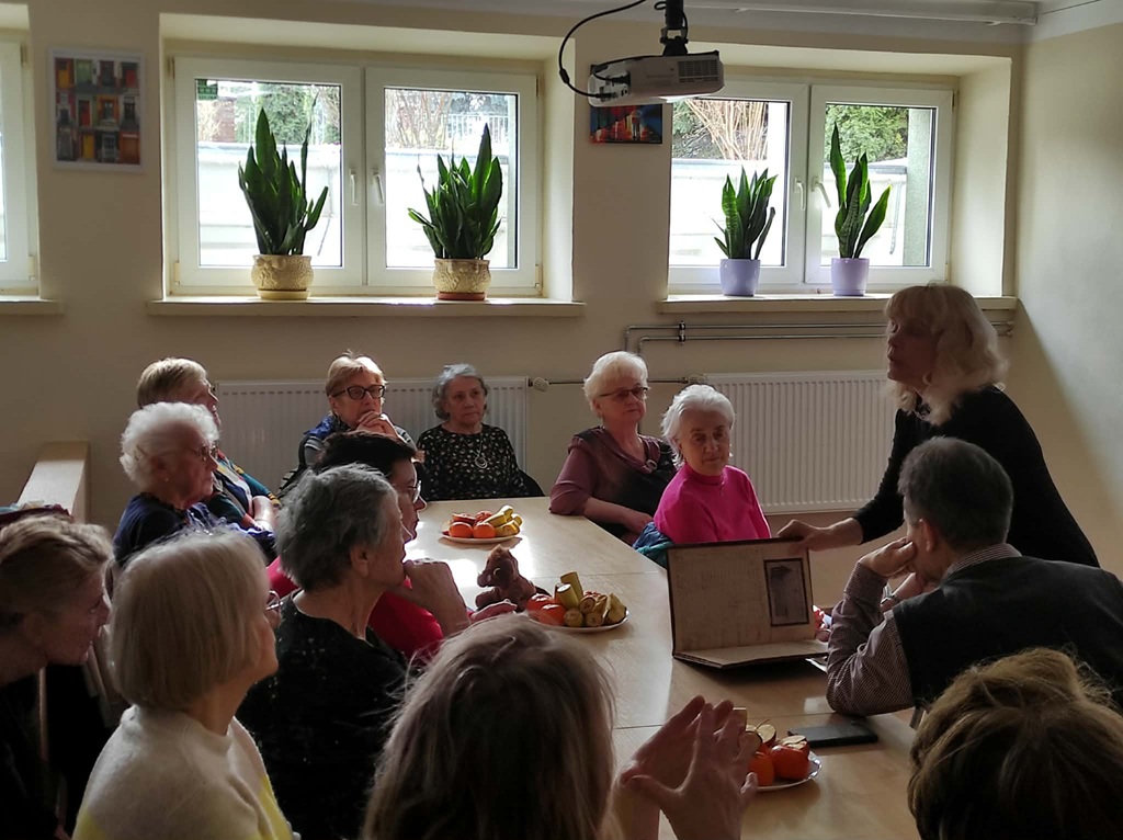 seniorzy oglądają artefakty