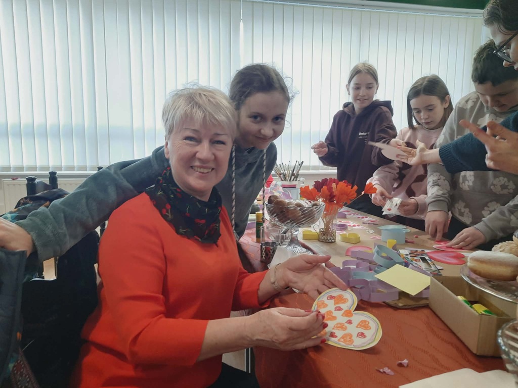 uczestnicy warsztatów pozują do zdjęcia i trzymają elementy kompozycji