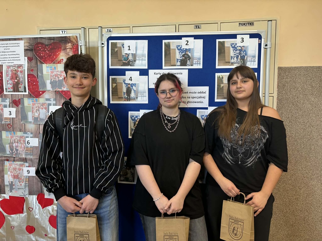 laureaci konkursów stoją i trzymają nagrody.