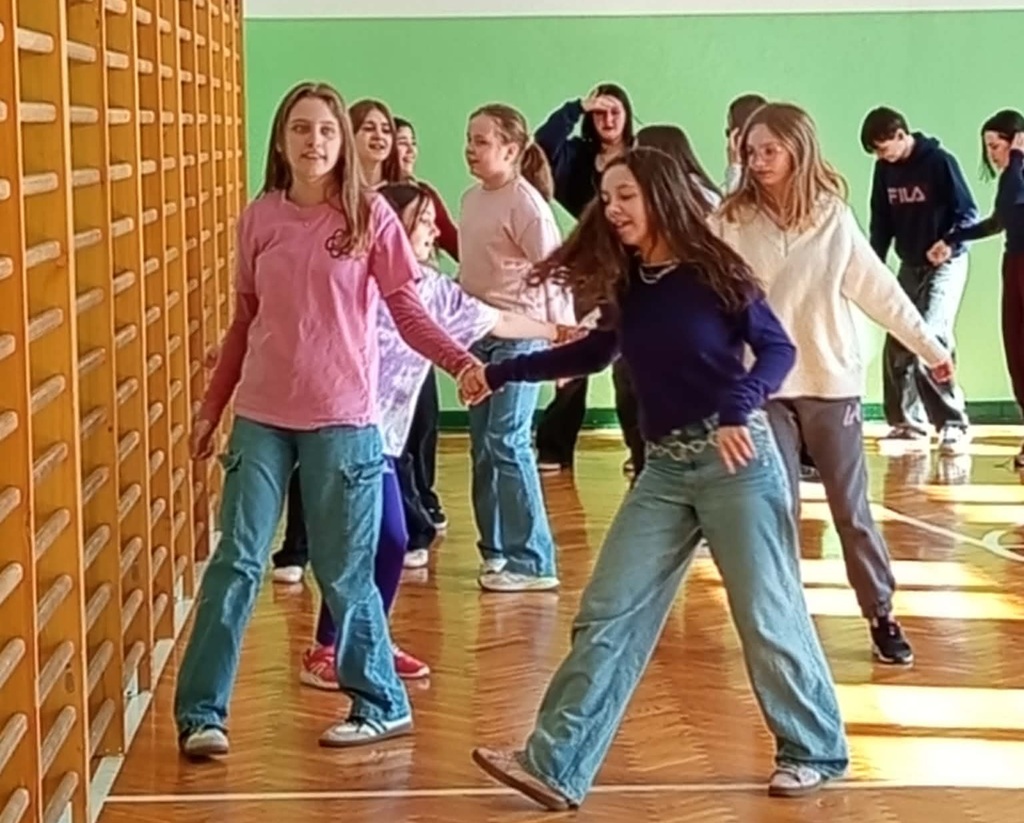 tańczące, uśmiechnięte dziewczynki.