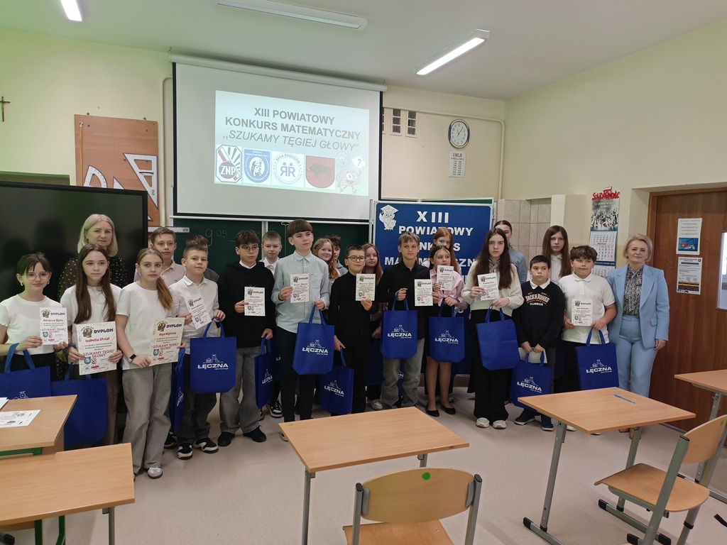 finaliści konkursu trzymający w rękach nagrody rzeczowe oraz dyplomy