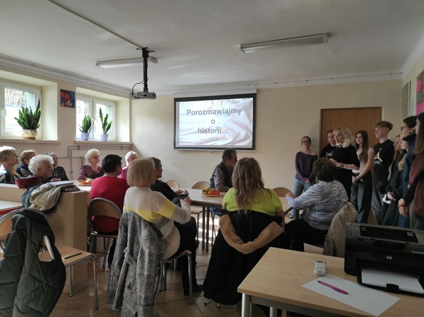 uczestnicy spotkania oglądają prezentację,