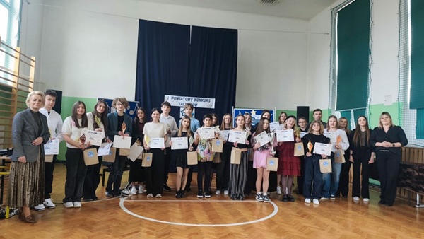 dzieci z dyplomami i statuetkami muzycznymi