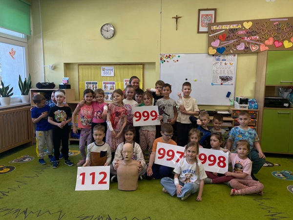 numery alarmowe w rękach dzieci