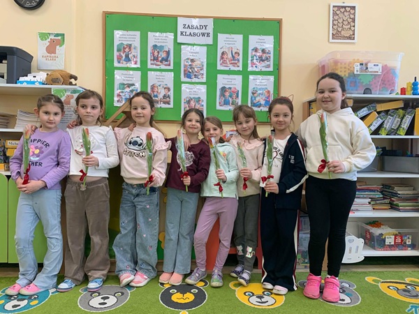 uśmiechnięte dziewczynki z kwiatami