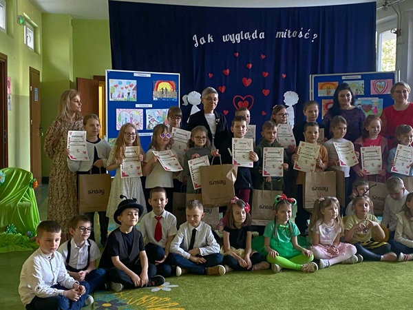 laureaci prezentują swoje nagrody