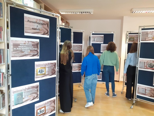 Porozmawiajmy o historii: uczniowie przygotowują wystawę