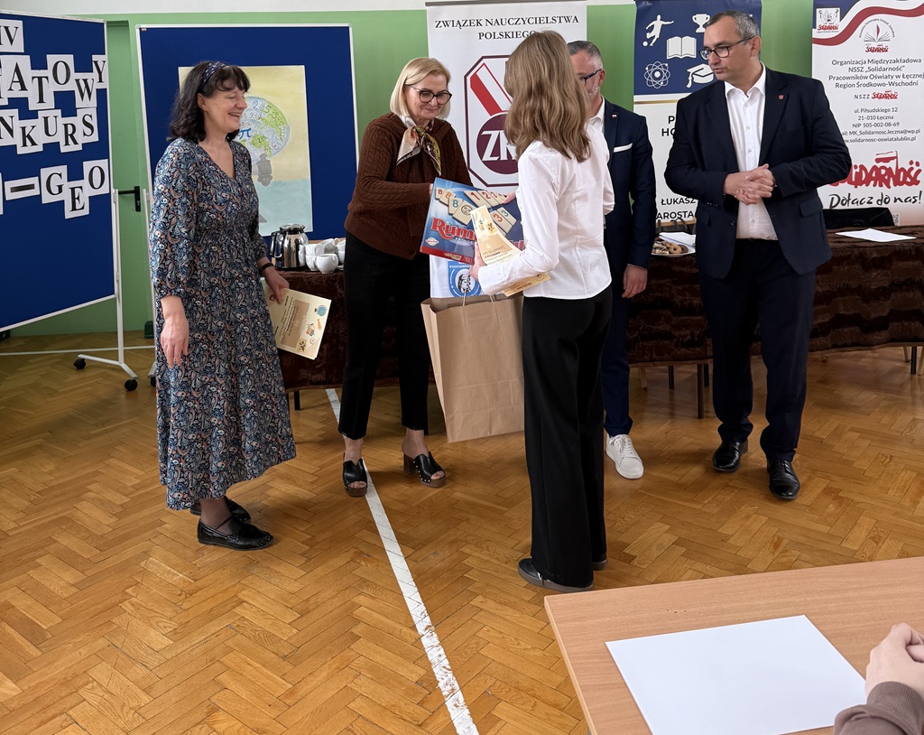 Laureatka I miejsca odbiera nagrodę od pani dyrektor Hanny Lipińskiej-Stopy