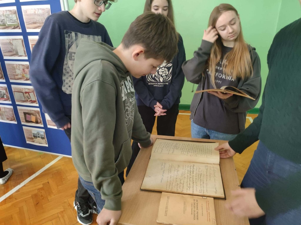 Porozmawiajmy o historii: uczniowie oglądają stare dokumenty