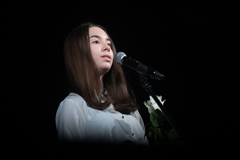 uczennica recytuje w trakcie gali finałowej konkursu