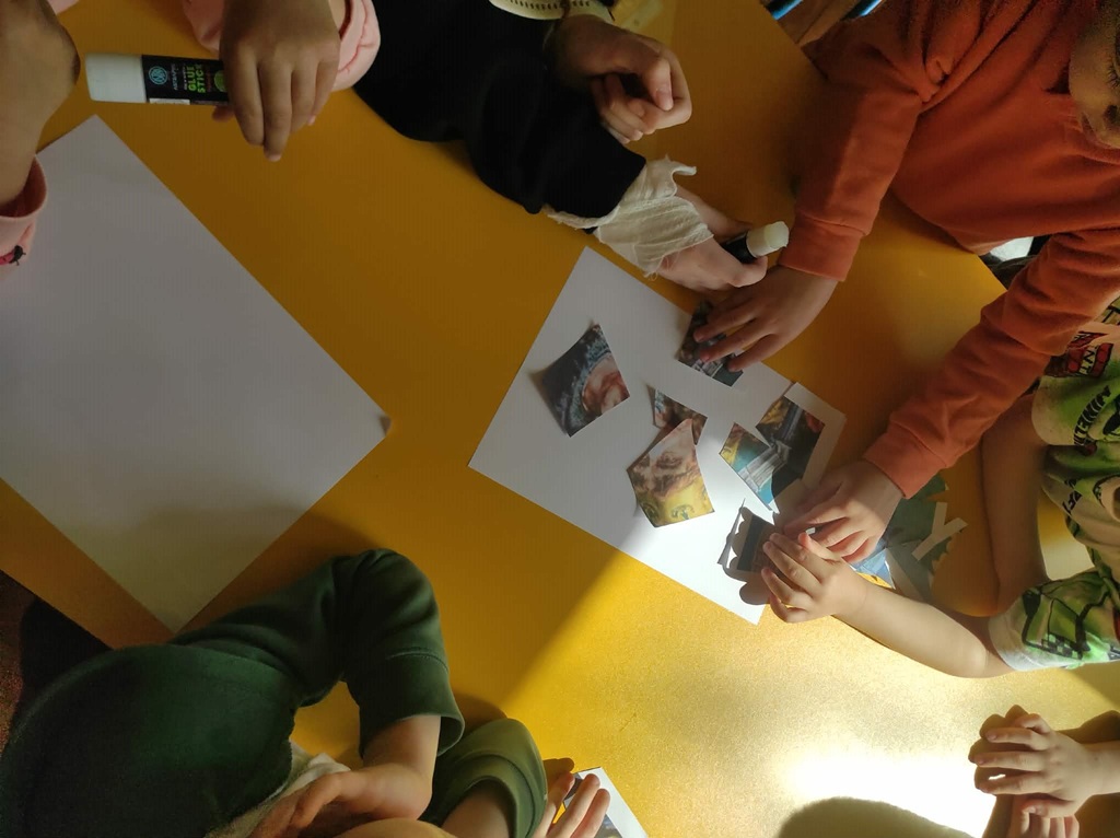 Porozmawiajmy o historii: przedszkolaki układają puzzle